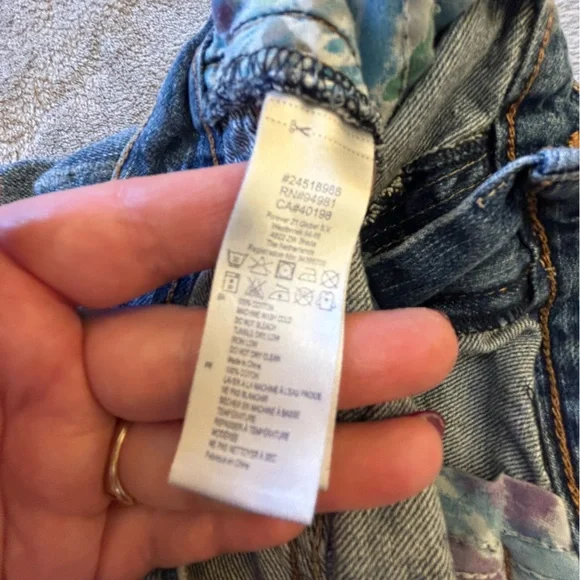 Forever 21 distressed blue jean shorts Size 30 - Picture 5 of 7